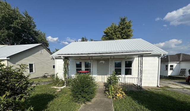 bungalow-style house featuring a front lawn and covered porch