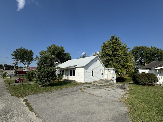 view of front facade featuring a front lawn