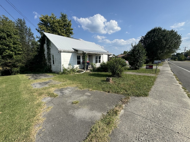 view of front of property featuring a front yard