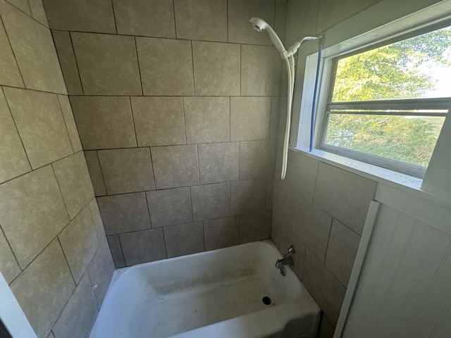 bathroom with tiled shower / bath