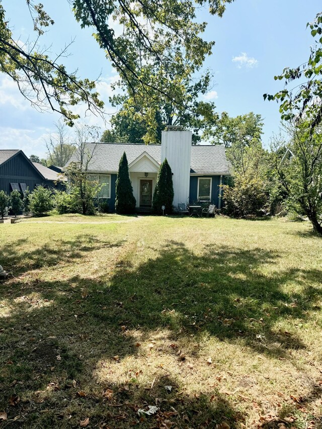 view of front of house featuring a front lawn