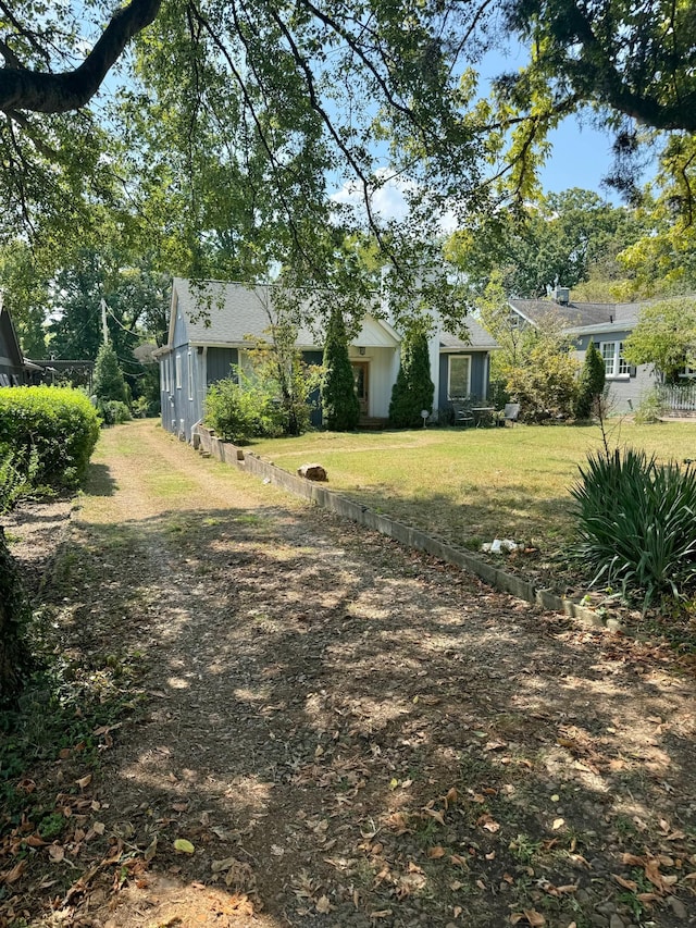 view of front facade with a front yard