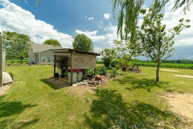 view of yard featuring a rural view