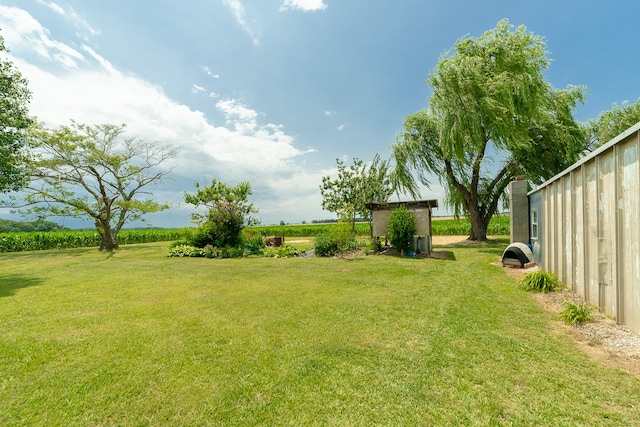 view of yard featuring an outdoor structure and a rural view