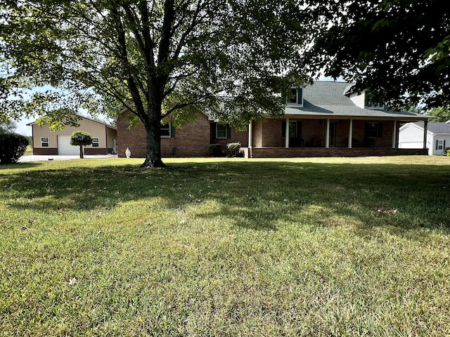 view of front of property featuring a front lawn