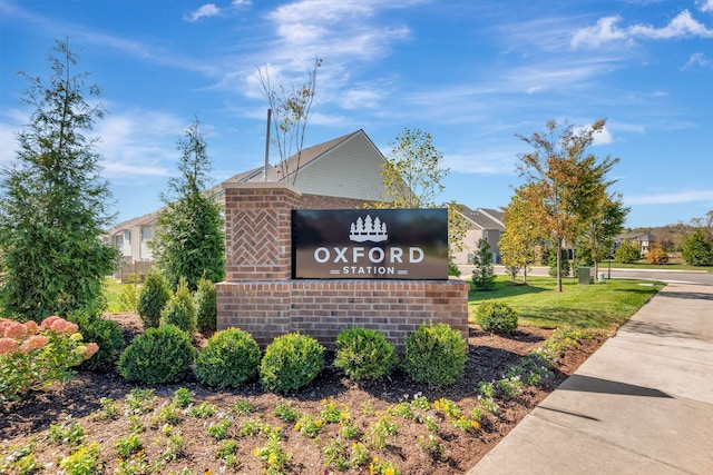 community sign featuring a yard