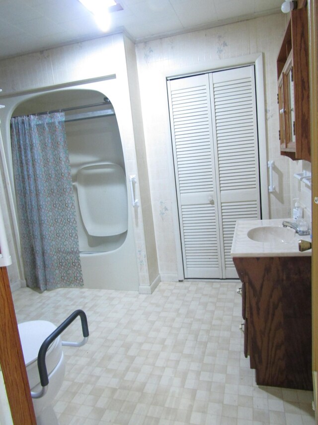 bathroom with a shower with curtain and vanity