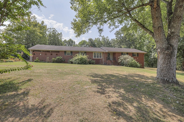 ranch-style home featuring a front lawn