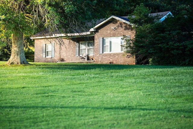 single story home with a front lawn