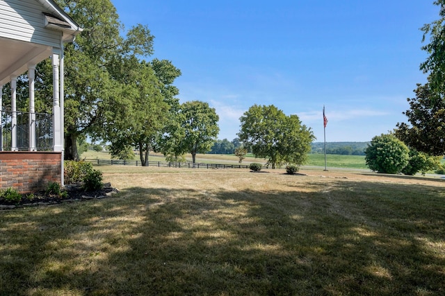 view of yard featuring a rural view