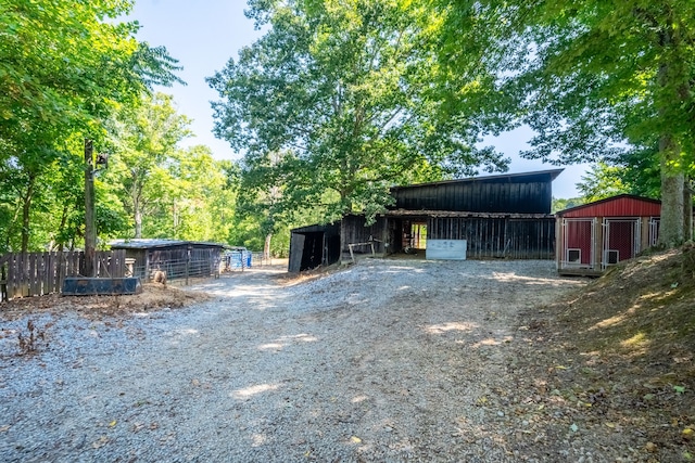 view of yard featuring an outdoor structure