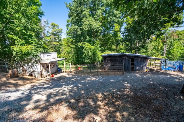 view of yard featuring an outdoor structure