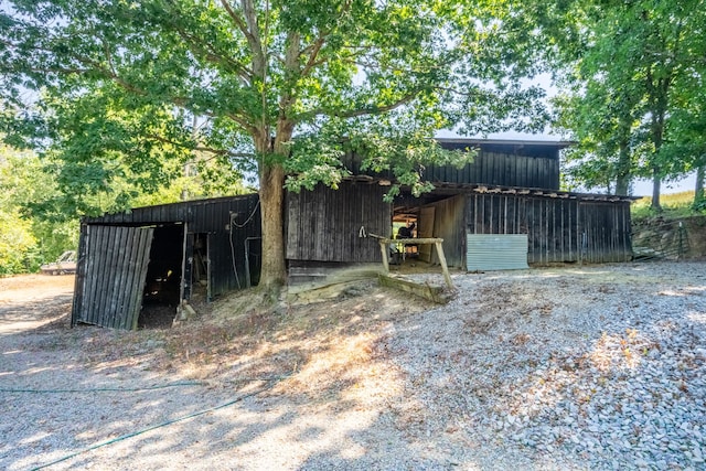 view of yard with an outdoor structure