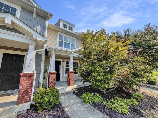 view of front of property featuring a porch