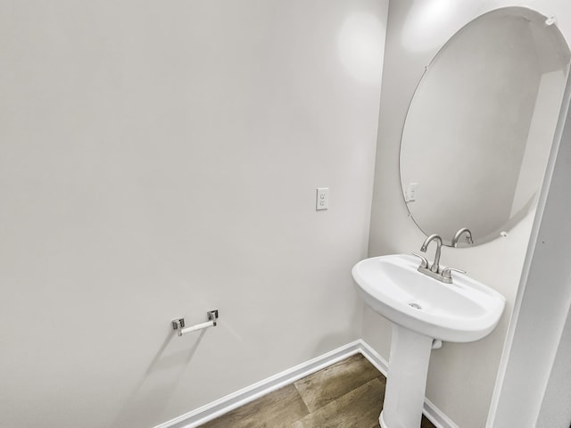 bathroom with a sink and baseboards