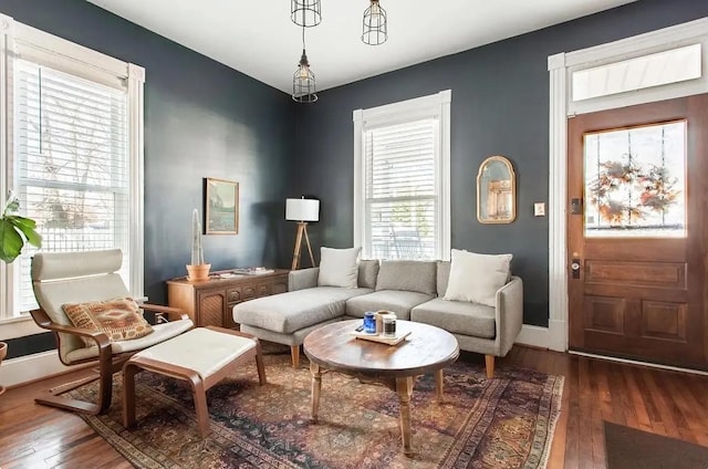 living area with wood-type flooring and baseboards