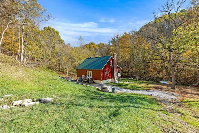 view of yard with an outbuilding