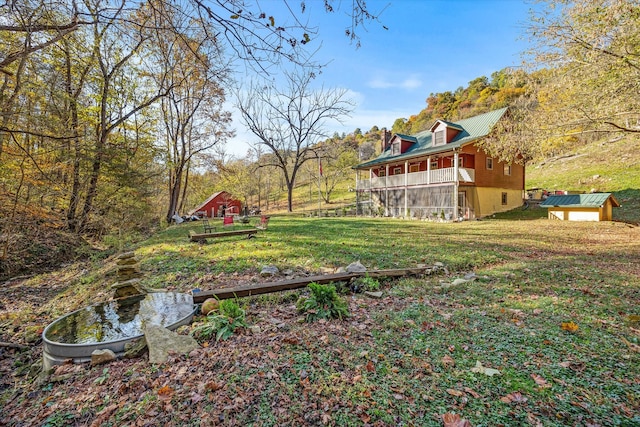 view of yard featuring an outbuilding