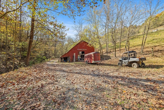 view of yard with an outbuilding