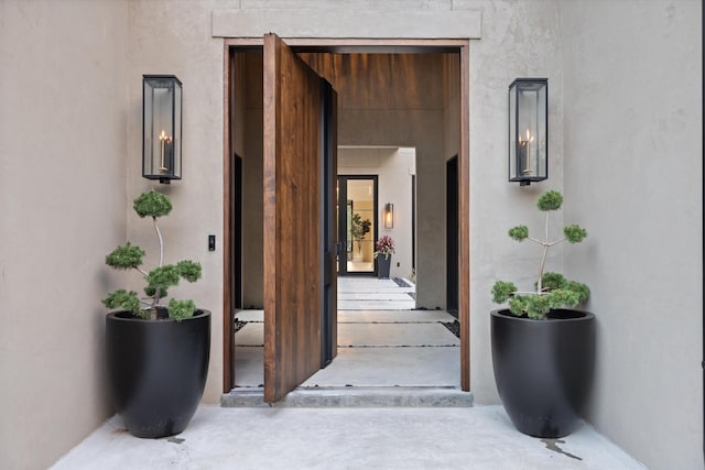 view of exterior entry featuring stucco siding