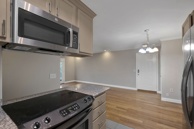 kitchen featuring light hardwood / wood-style flooring, a notable chandelier, crown molding, pendant lighting, and appliances with stainless steel finishes