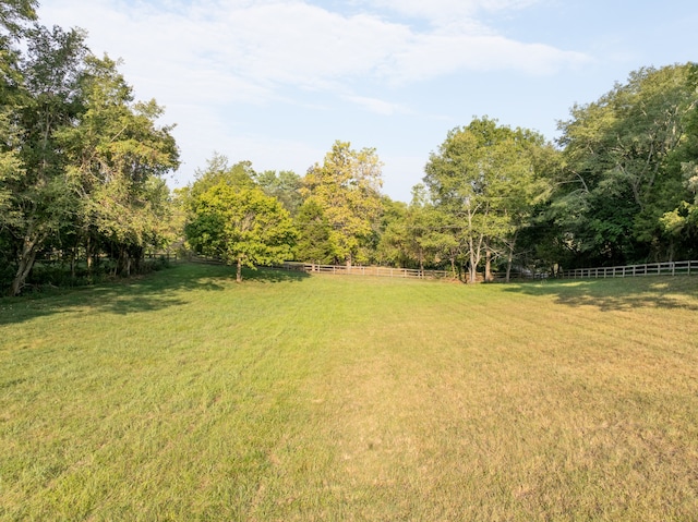 view of yard featuring a rural view