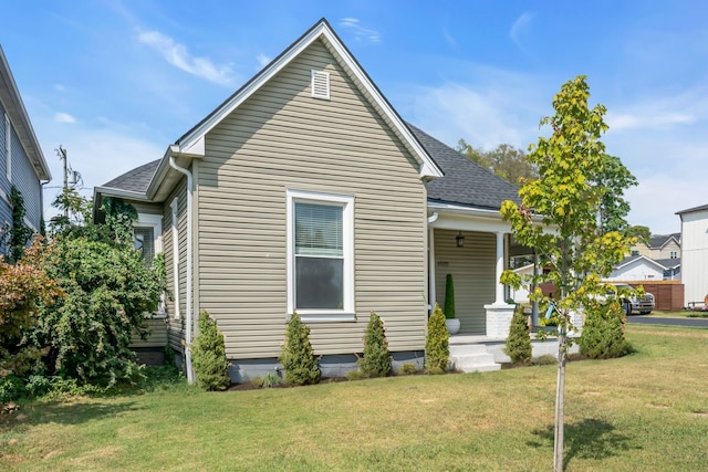 view of front facade featuring a front lawn and a porch