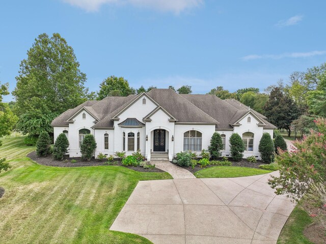 view of front facade featuring a front lawn