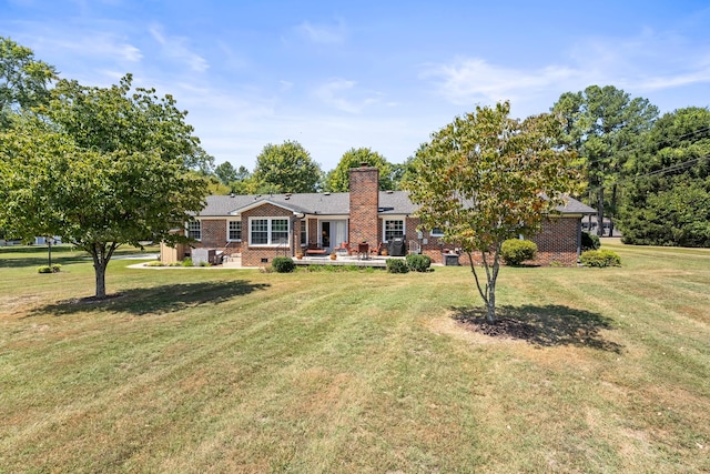 view of front facade with a front lawn