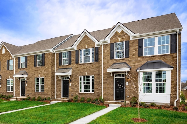 view of front of property with a front yard