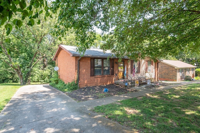 view of front of property featuring a front yard