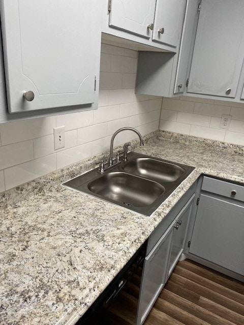 kitchen featuring gray cabinets, tasteful backsplash, sink, and dark hardwood / wood-style floors