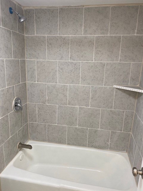 bathroom with tiled shower / bath