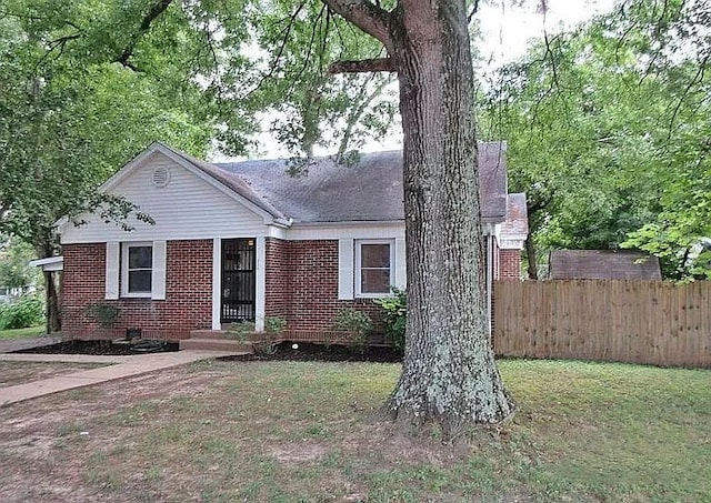 view of front of property featuring a front lawn