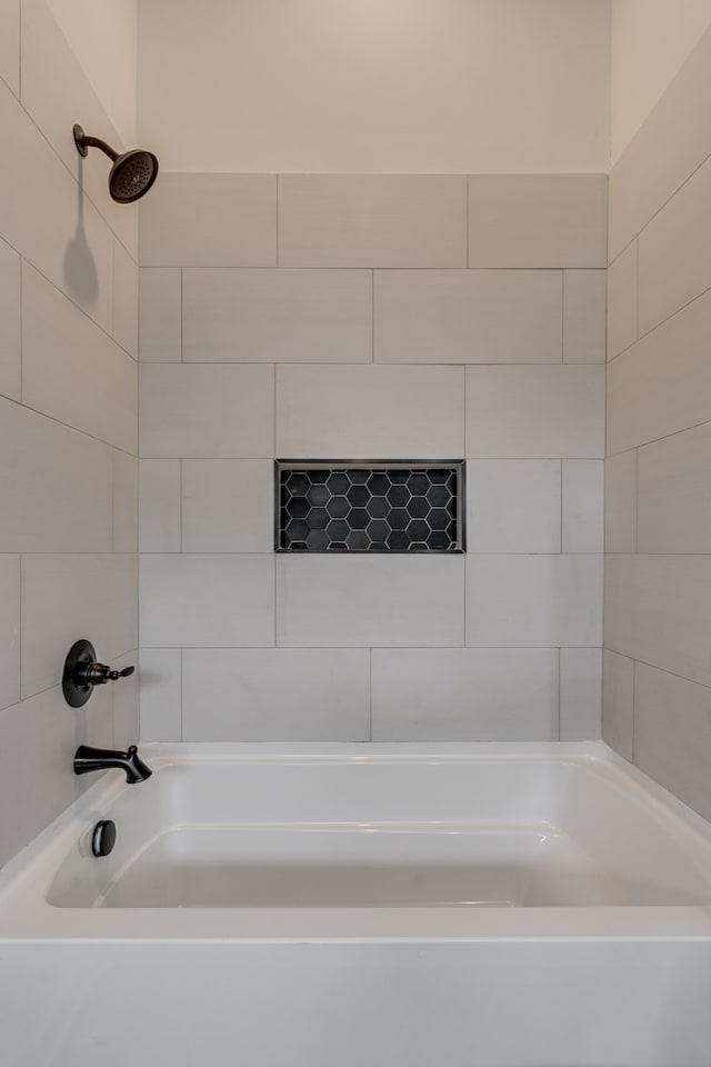 bathroom with tiled shower / bath