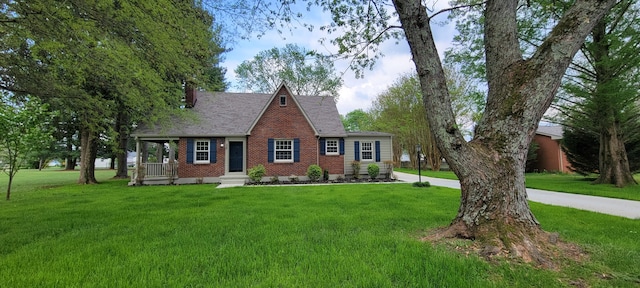 view of front of property with a front lawn