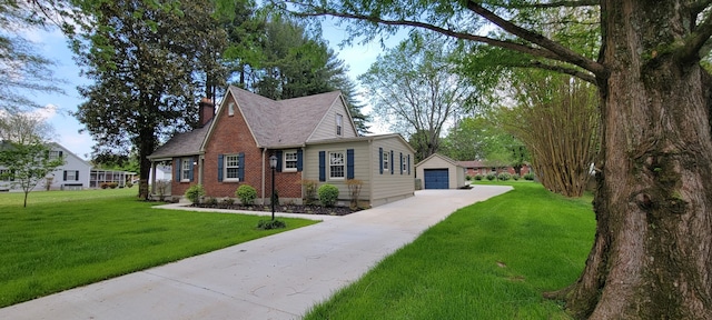 view of front facade featuring an outdoor structure, a garage, and a front yard