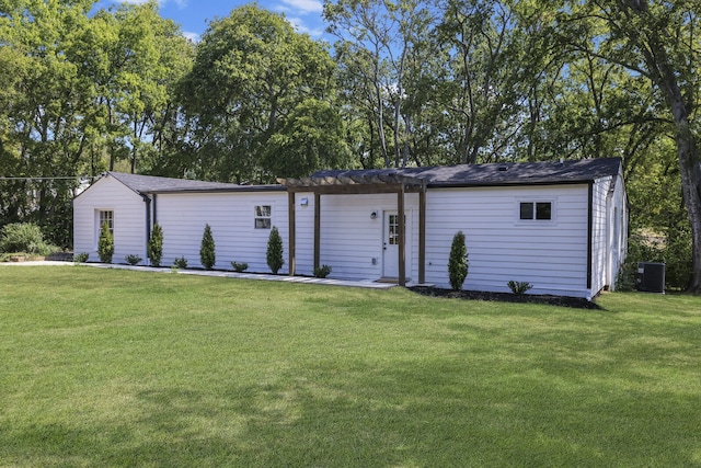 view of front of home featuring a front lawn and central AC