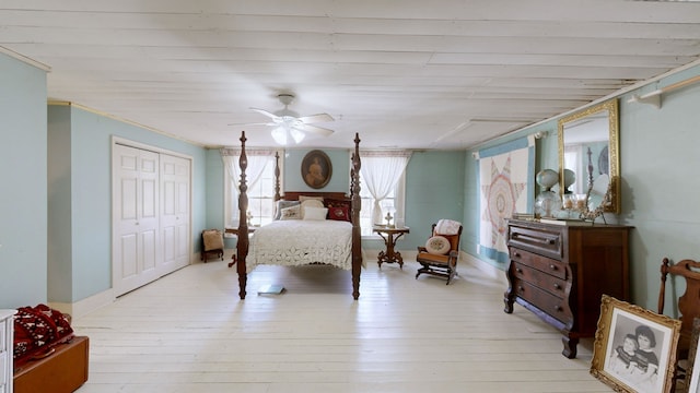 bedroom featuring light hardwood / wood-style flooring, ceiling fan, and a closet