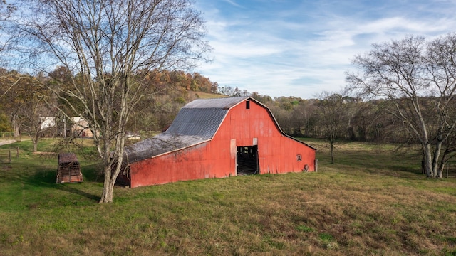 view of outdoor structure with a yard