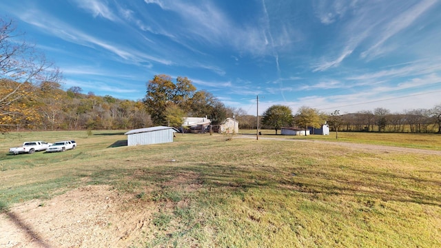 view of yard featuring an outbuilding