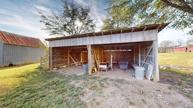 view of pole building featuring a carport and a lawn