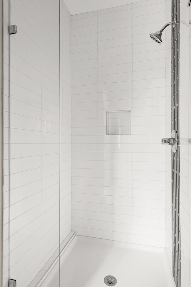 bathroom featuring tiled shower