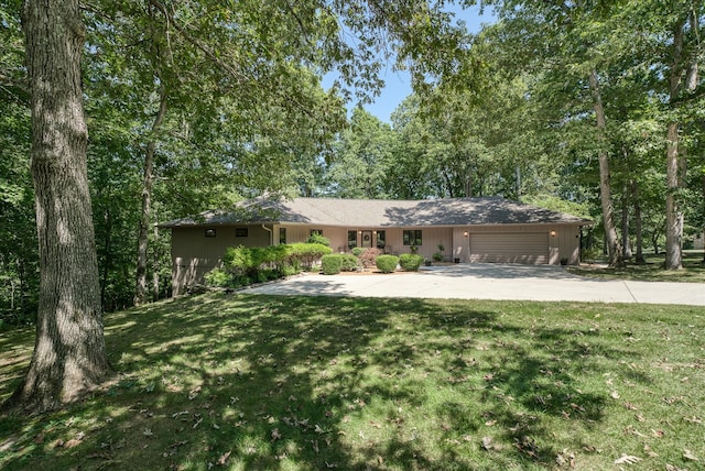 single story home featuring a front lawn