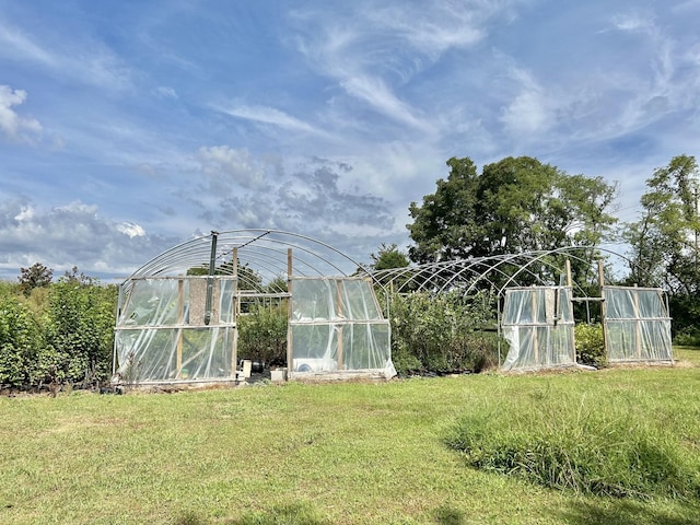 view of yard featuring an exterior structure and an outbuilding