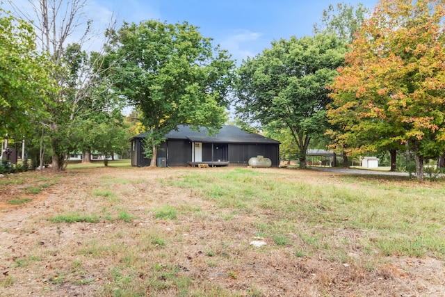 view of yard featuring an outdoor structure