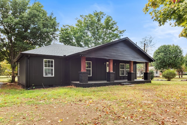 view of front of home featuring a front lawn