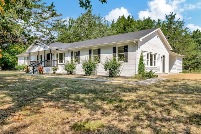 ranch-style house featuring a front lawn and a porch