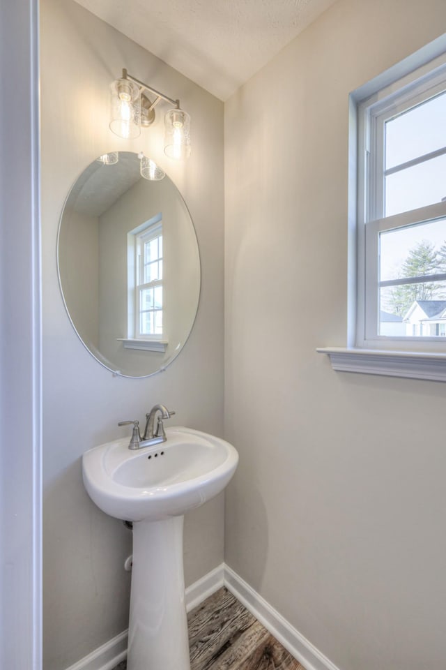 bathroom featuring plenty of natural light and a textured ceiling