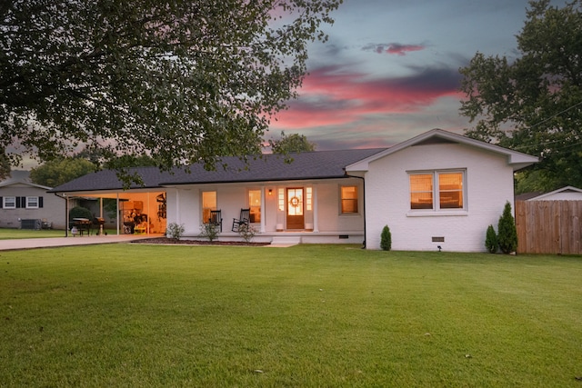 view of front of house featuring a yard